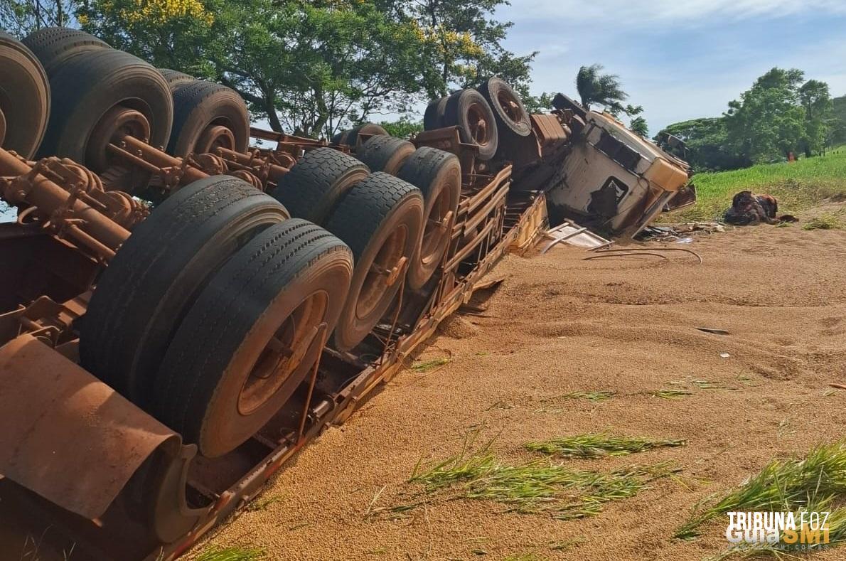 Caminhão carregado com soja tomba e deixa dois feridos em Diamante do Oeste