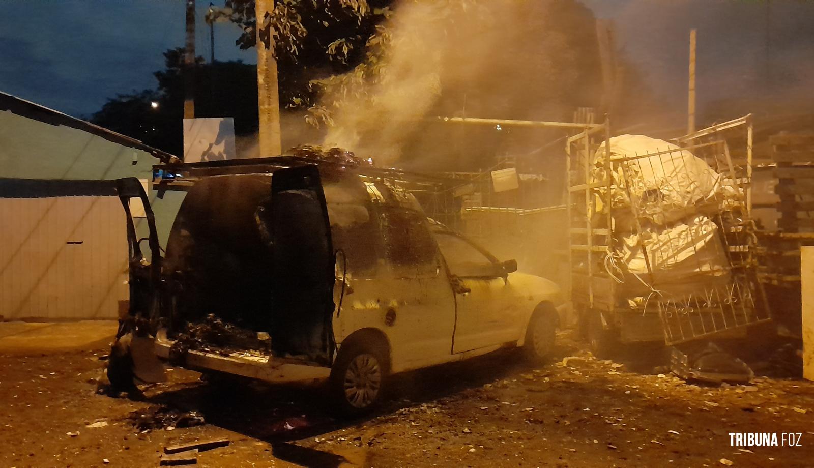 Carro carregado com reciclados pega fogo no Porto Meira