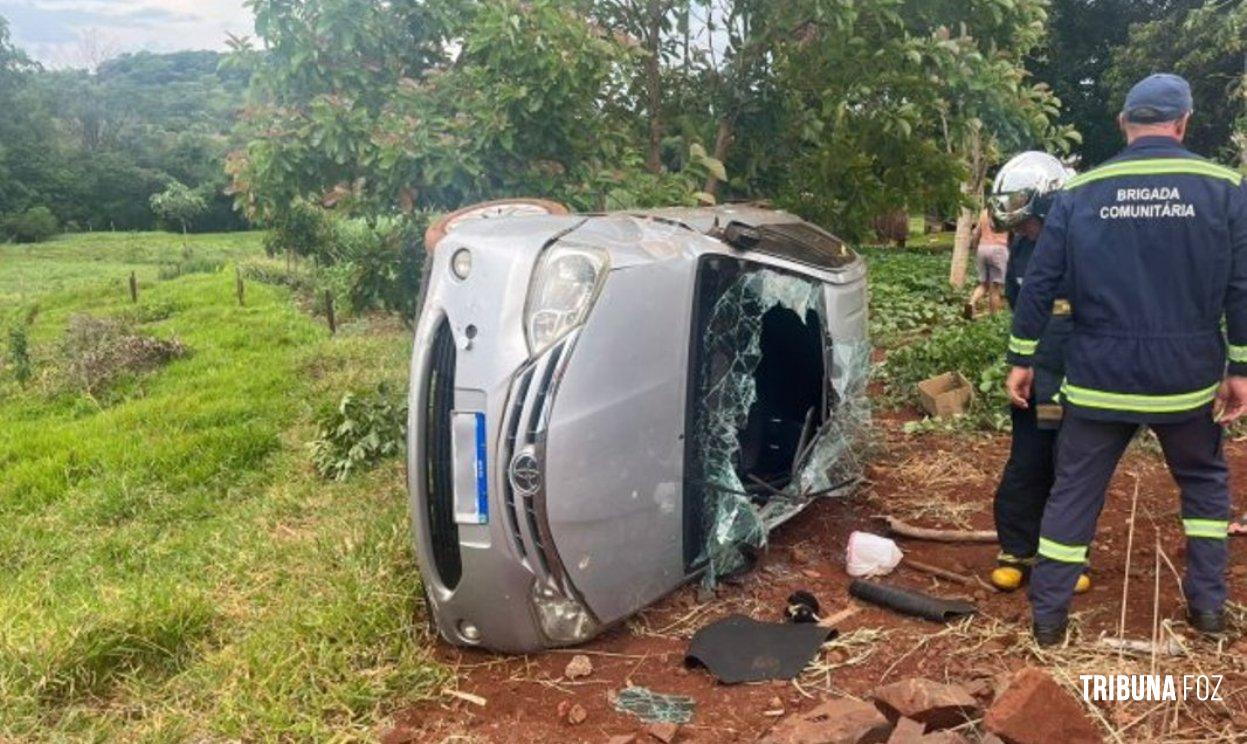 Carro tomba ao desviar de veículo na zona rural de Santa Helena