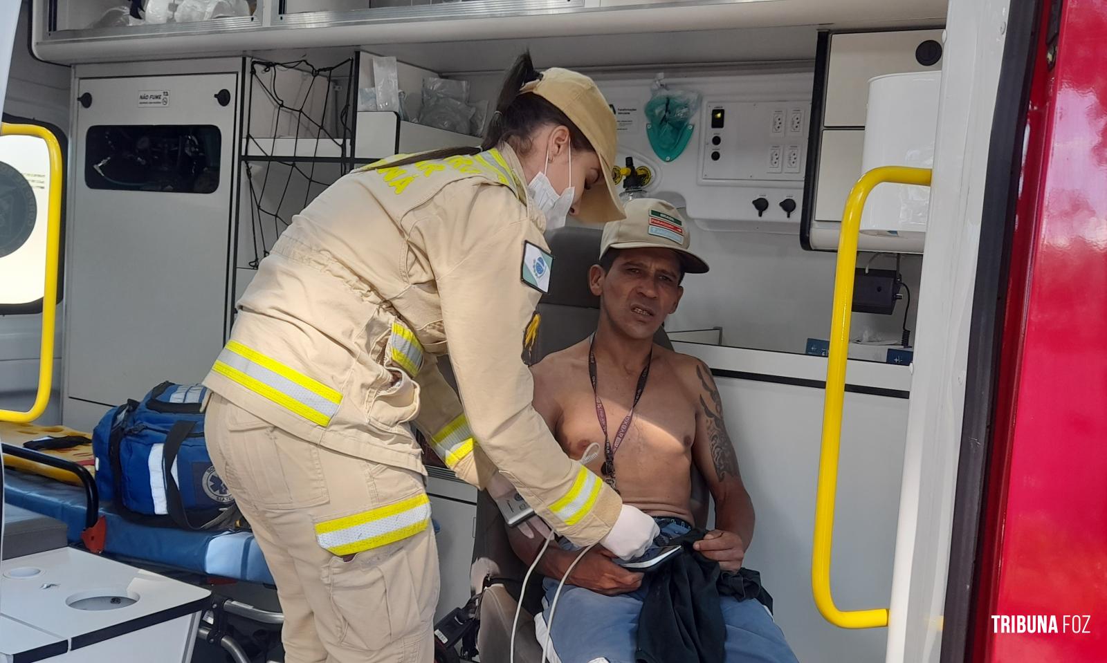 Ciclista fica ferido e é socorrido pelo Siate após colidir contra retrovisor de um veículo na Av. General Meira 