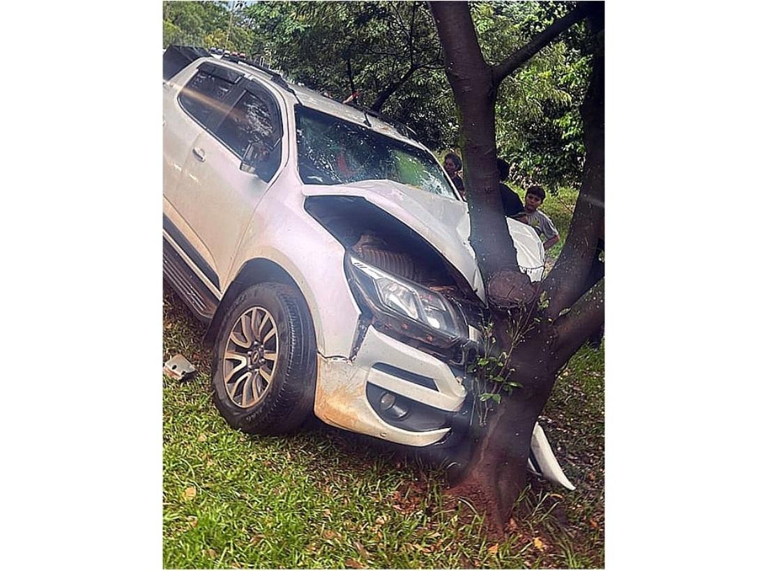 Cinco feridos após caminhonete bater em árvore em Hernandarias