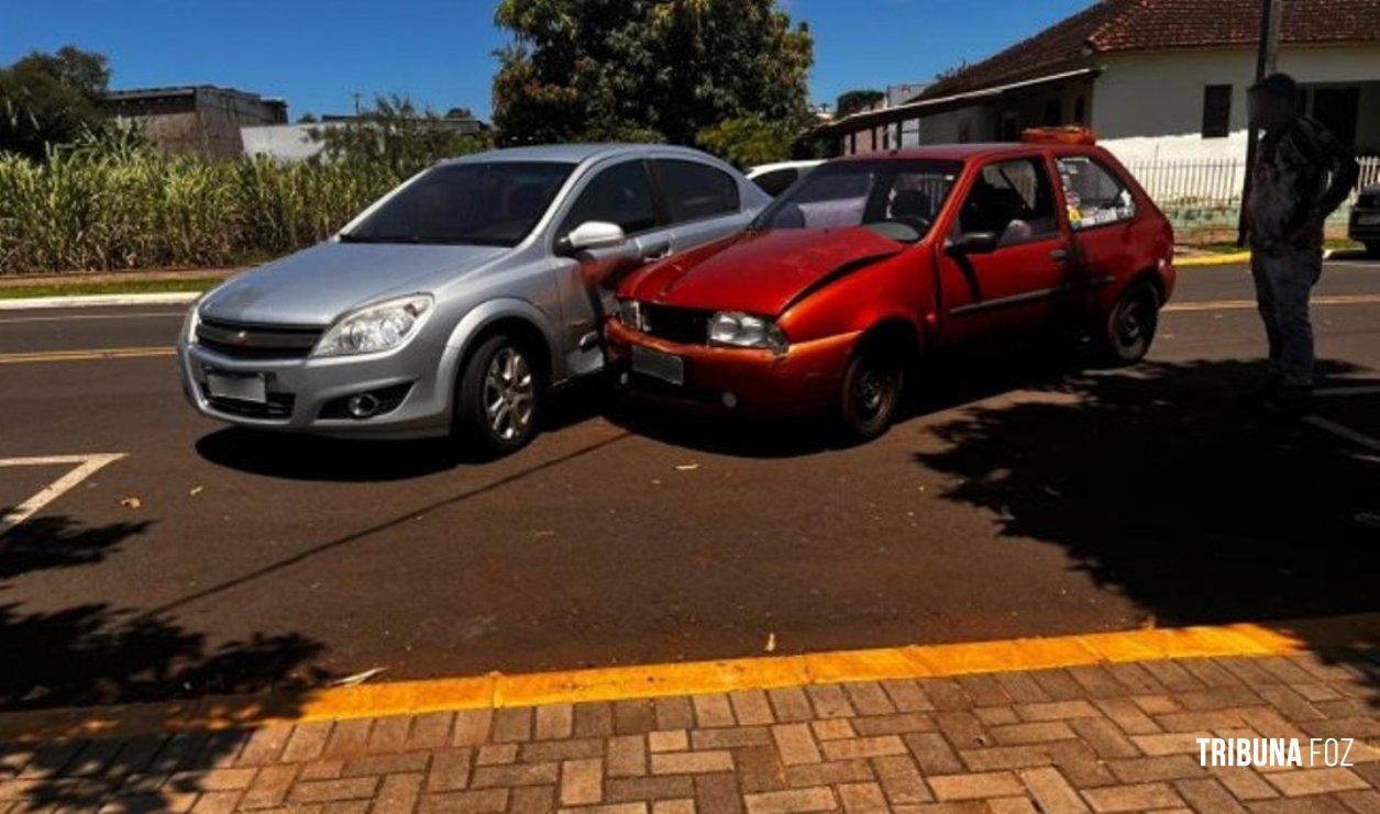 Colisão entre dois veículos é registrada na Rua Paraguai em Santa Helena