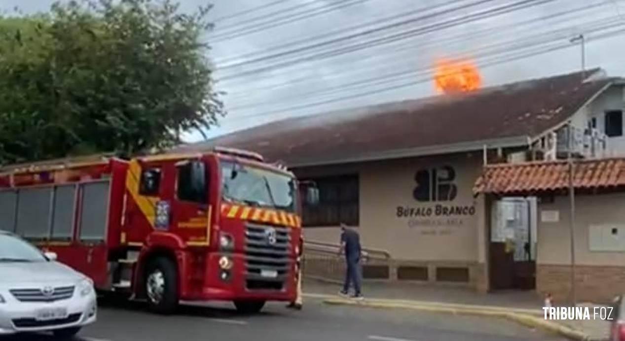 Incêndio na chaminé da Churrascaria Búfalo Branco mobiliza o Corpo de Bombeiros