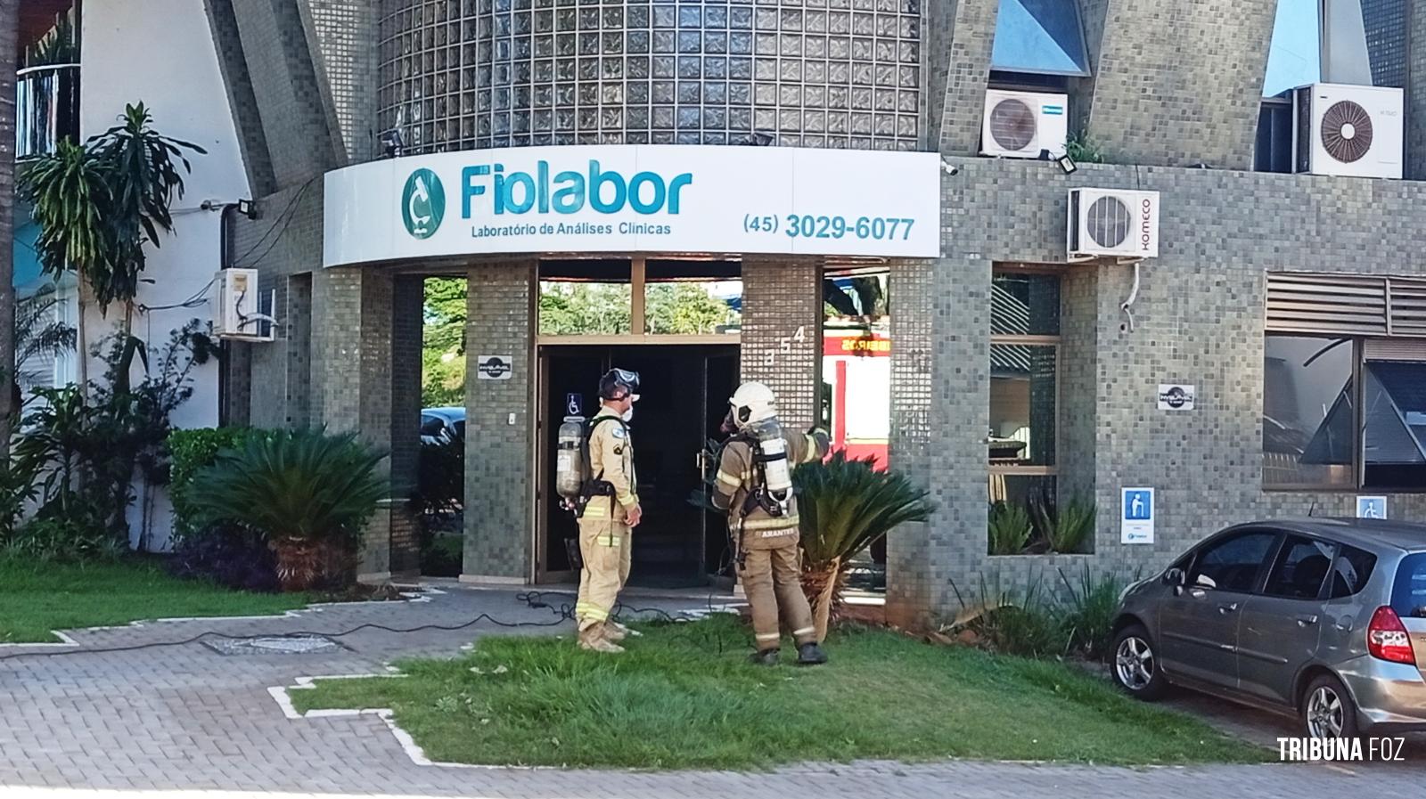 Laboratório que presta serviço para a Prefeitura de Foz pega fogo e mobiliza o Corpo de Bombeiros