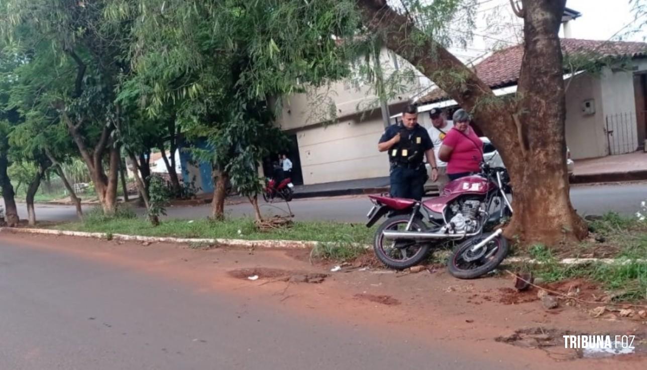 Motociclista fica ferido após colidir com árvore em Ciudad Del Este