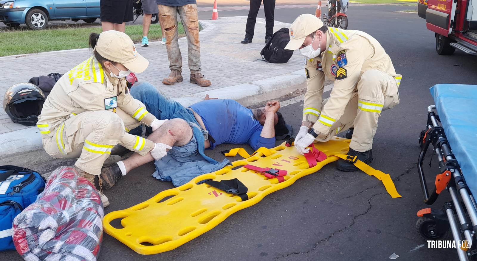 Motociclista paraguaio é socorrido pelo Siate após colisão traseira na Av. das Cataratas
