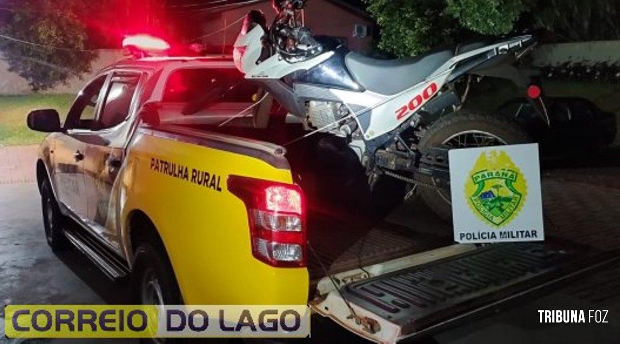 Motociclistas fazem manobras perigosas e polícia apreende moto furtada no Distrito de São Roque em Santa Helena