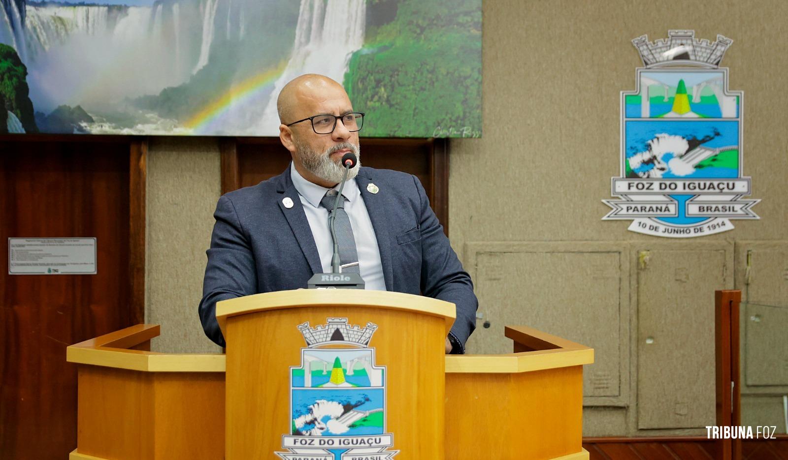 Soldado Fruet apresenta projeto que cria espaços sensoriais para crianças com TEA