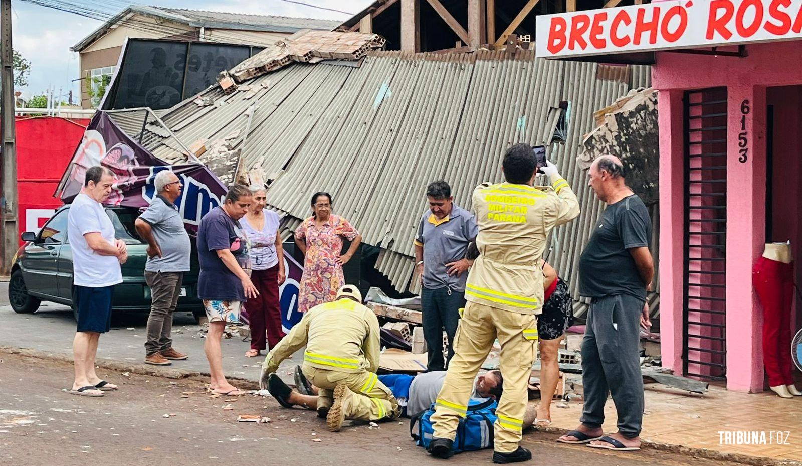 Telhado de comércio desaba e duas pessoas caem de cima da fachada no bairro Três Lagoas