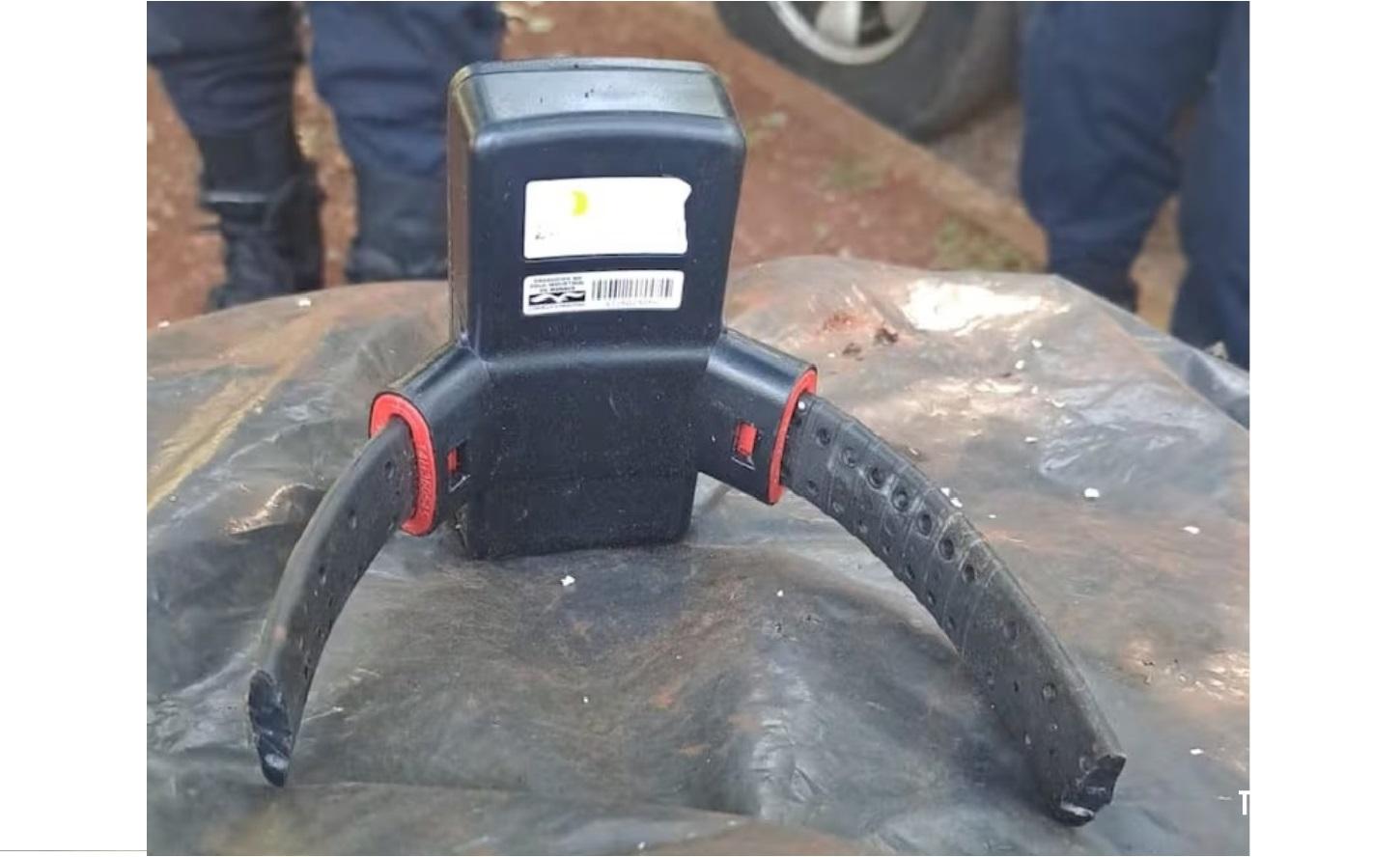 Tornozeleira eletrônica é encontrada em terreno baldio em Ciudad Del Este