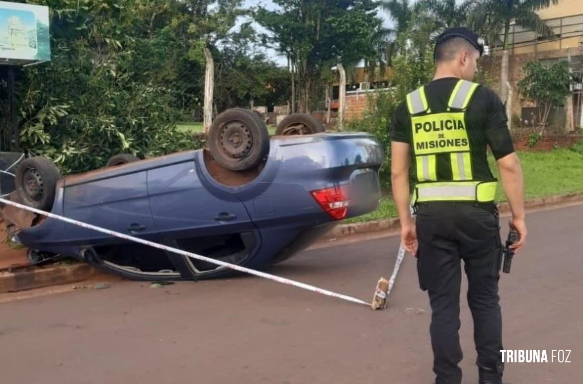 Veiculo capota e mobiliza a Policia de Misiones em Puerto Iguazú