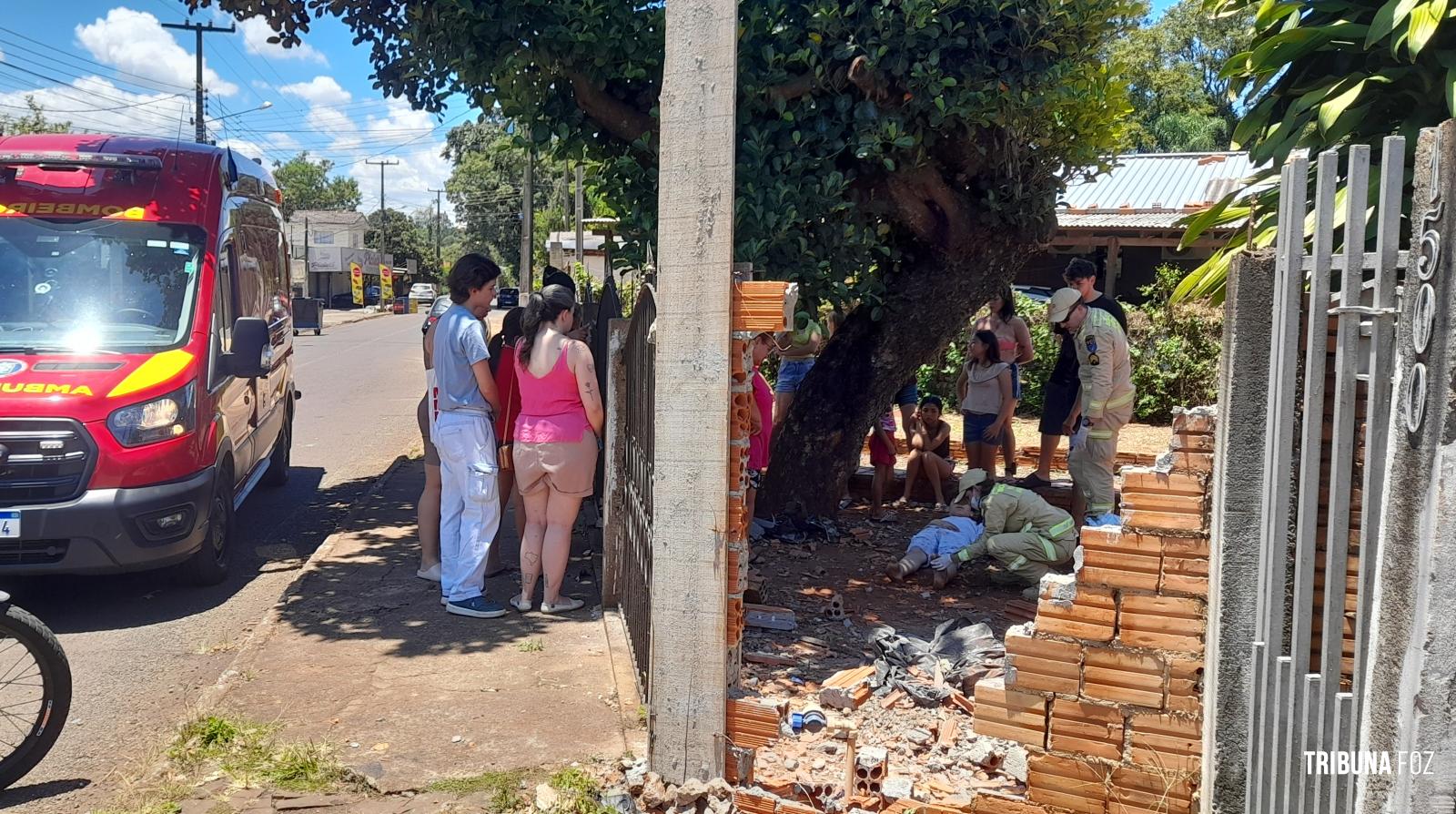 Adolescente colide moto contra o muro de uma residência na Vila Carimã