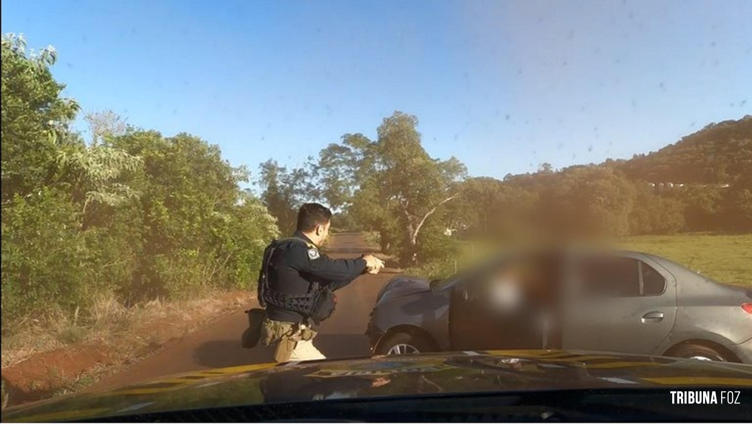 Após tentativa de fuga, PRF prende casal com drogas em Céu Azul