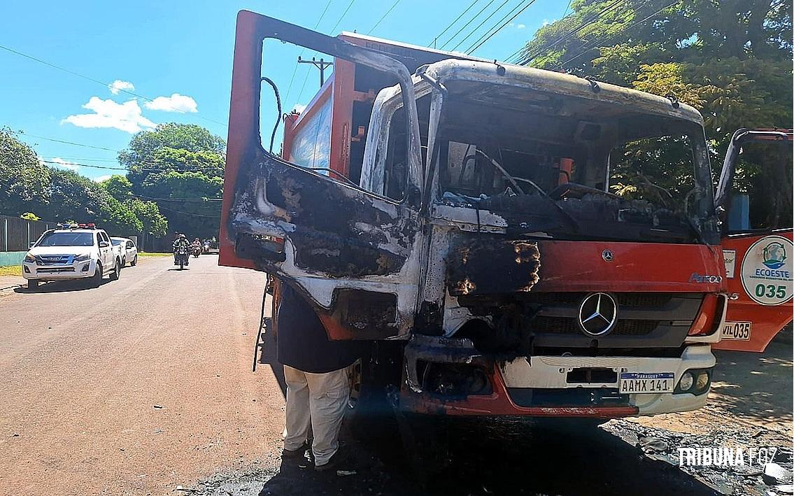 Caminhão de lixo incendiado no bairro de Remansito em Ciudad Del Este