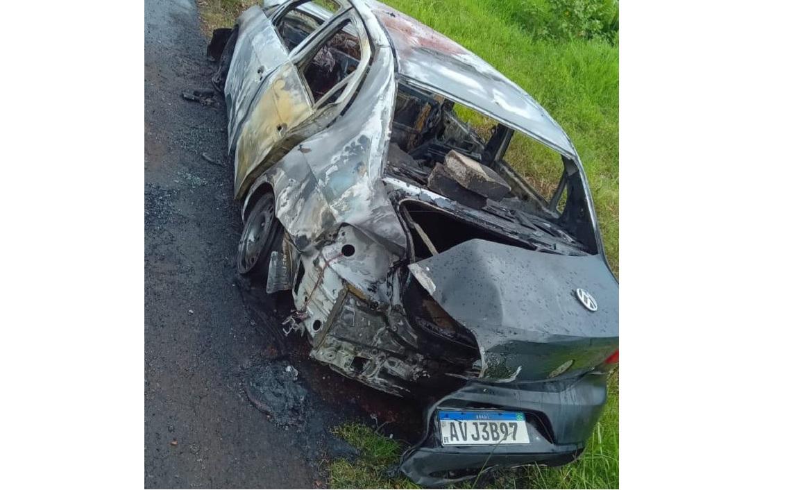 Carro usado no homicídio é queimado nas proximidades do crime