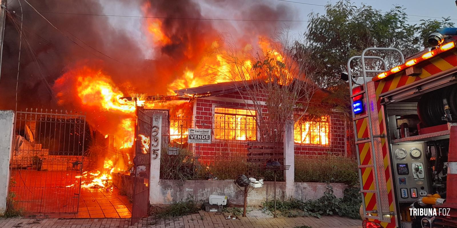 Casa é consumida pelo fogo na Vila Shalon