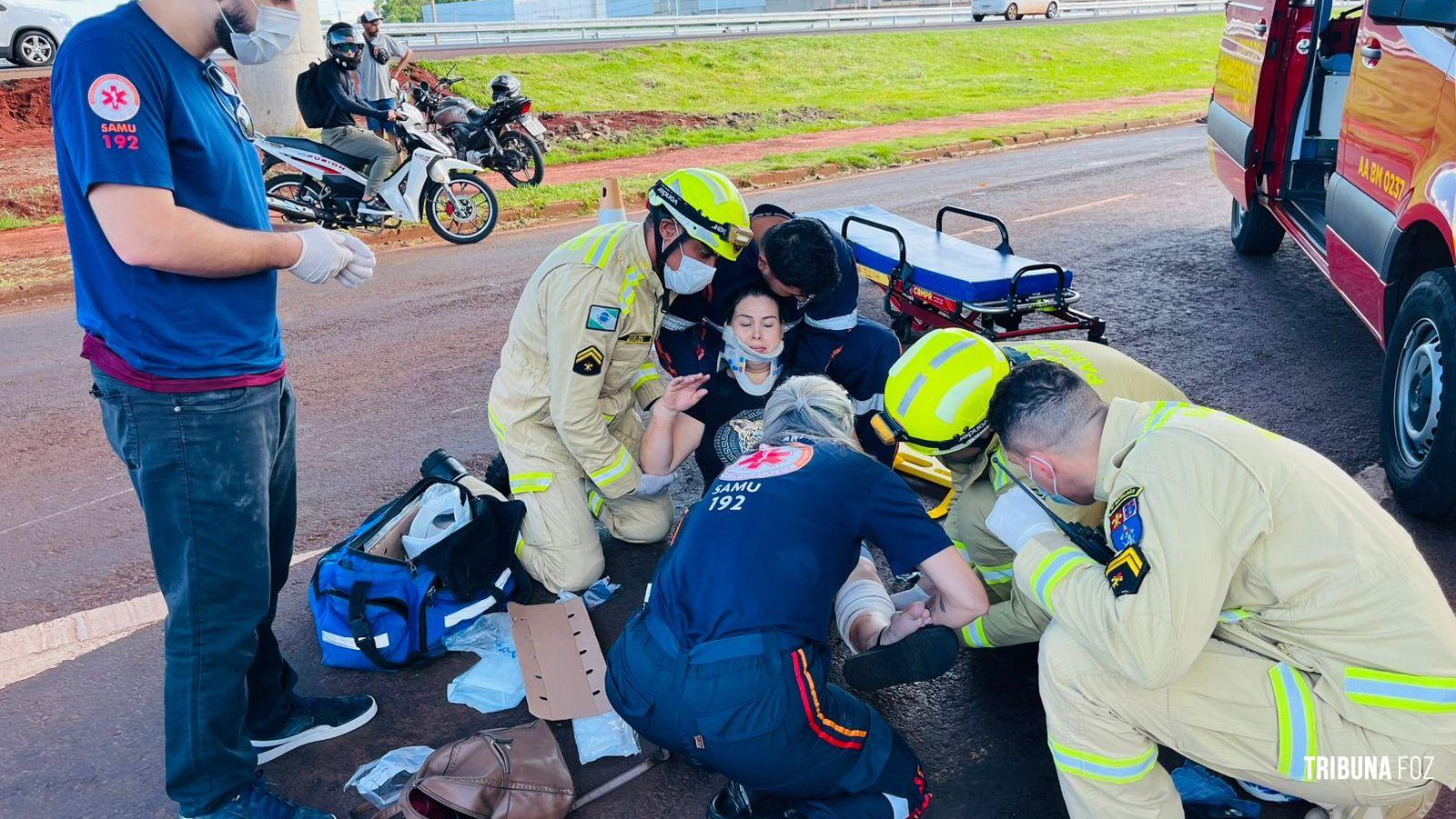 Colisão entre duas motocicletas deixa duas pessoas feridas na marginal da BR-277