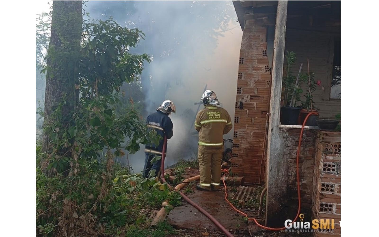 Corpo de Bombeiros e Guarda Municipal atendem ocorrência de incêndio em residência em São Miguel do Iguaçu