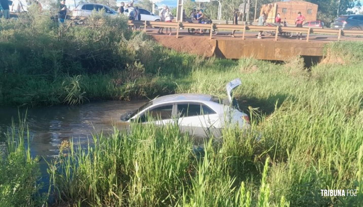 Família fica ferida após colisão e carro cair em riacho no Paraguai