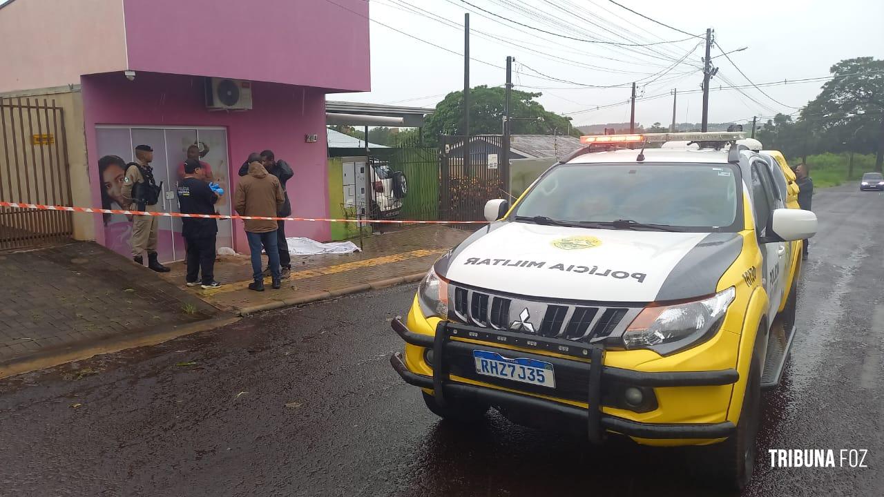 Homem é encontrado morto com sinais de violência em frente a estabelecimento no Jardim Universitário