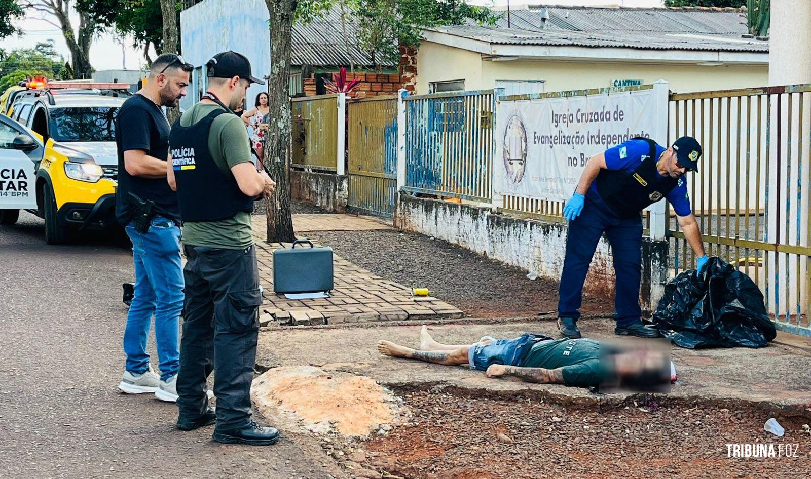 Homem é executado a tiros em frente a igreja no Jardim Dourado