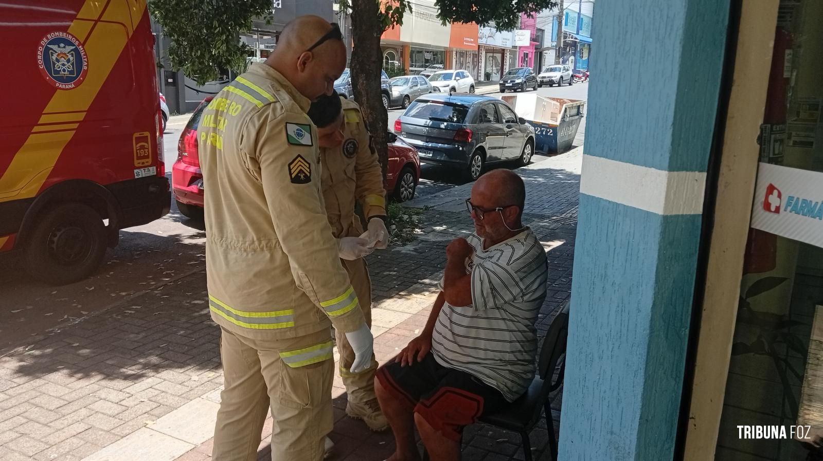 Idoso é socorrido pelo Siate após ser atropelado por moto no centro de Foz do Iguaçu
