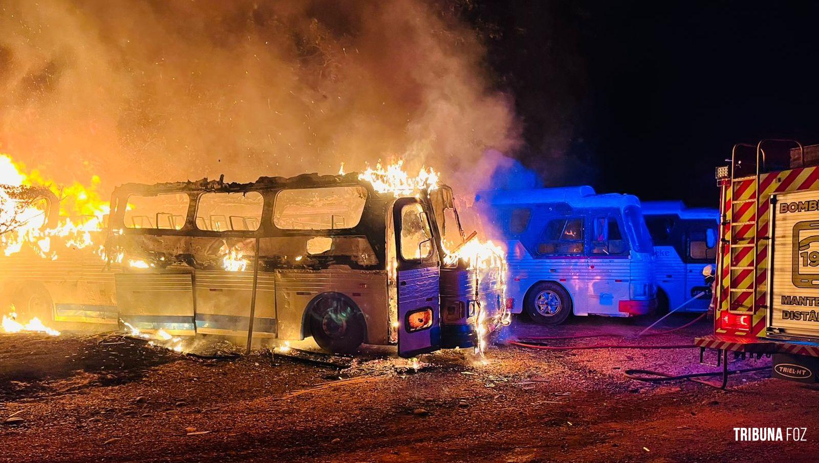 Incêndio atinge ônibus em pátio privado as margens da BR-277 no Bairro Três Lagoas 