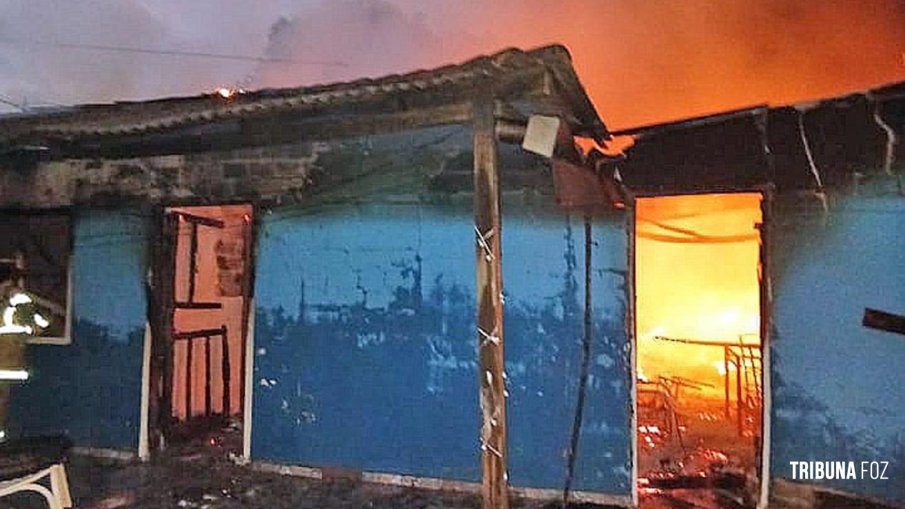 Incêndio destrói completamente uma casa no Bairro de Obrero em Ciudad Del Este