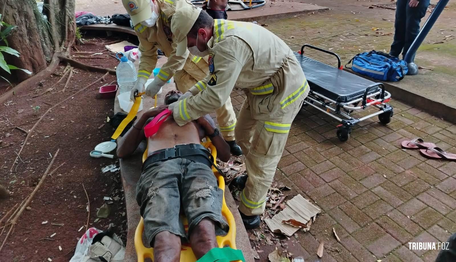 Morador de rua é esfaqueado na pracinha defronte a UNIAMÉRICA na Av. das Cataratas
