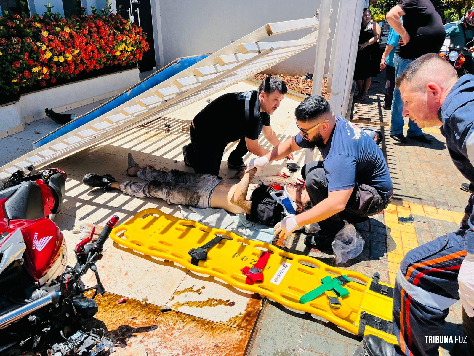 Motociclista fica ferido após colisão com carro e bater contra portão da Igreja no Conjunto Sol de Maio