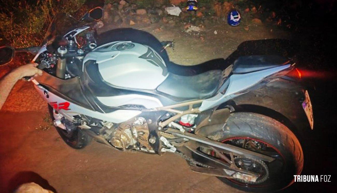 Motociclista perde o controle de uma BMW / S1000 RR e sofre queda na PR-495 em Missal
