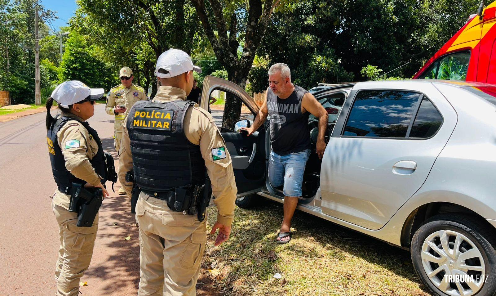 Motorista bate em árvore, recusa atendimento e é preso pela PM por embriaguês ao volante em Foz do Iguaçu