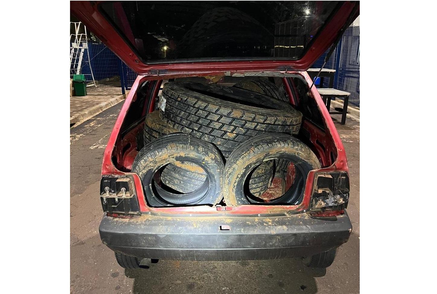 PF e PM detém paraguaio com veículo carregado com pneus contrabandeados próximo a Av. Beira Rio