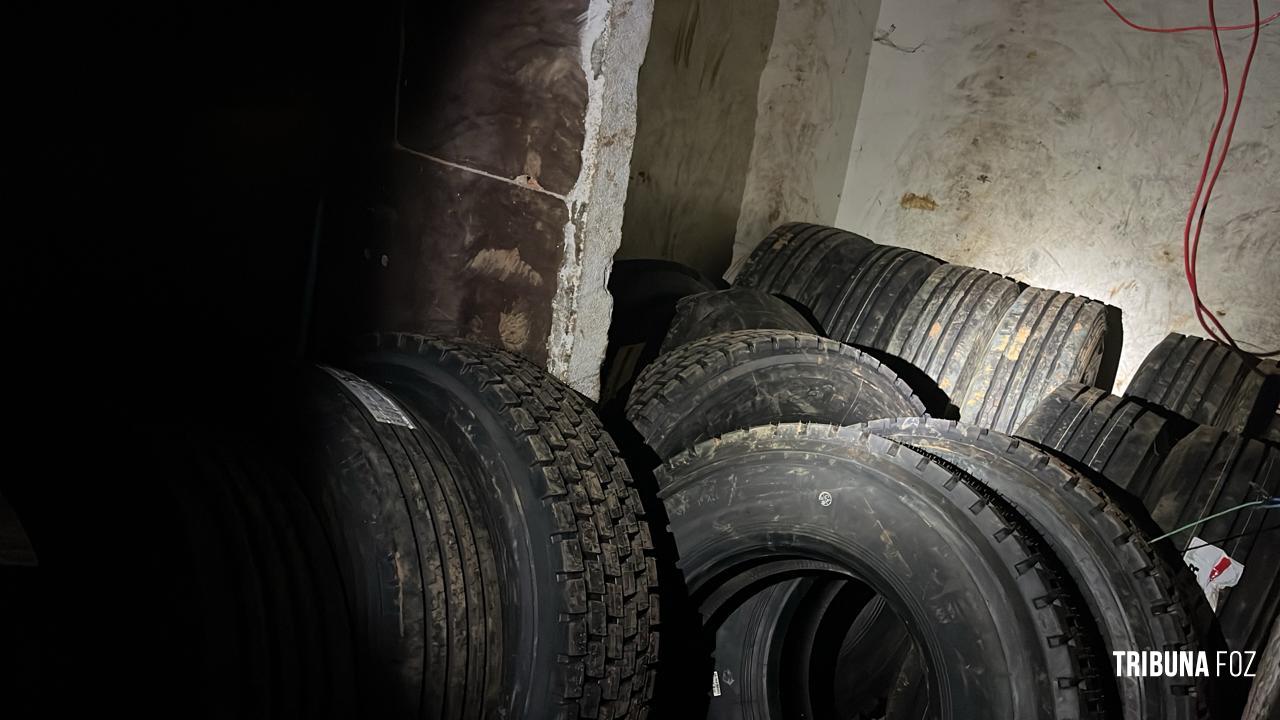 Policia Federal e Policia Militar apreendem 17 pneus de caminhão durante a madrugada na Vila Portes