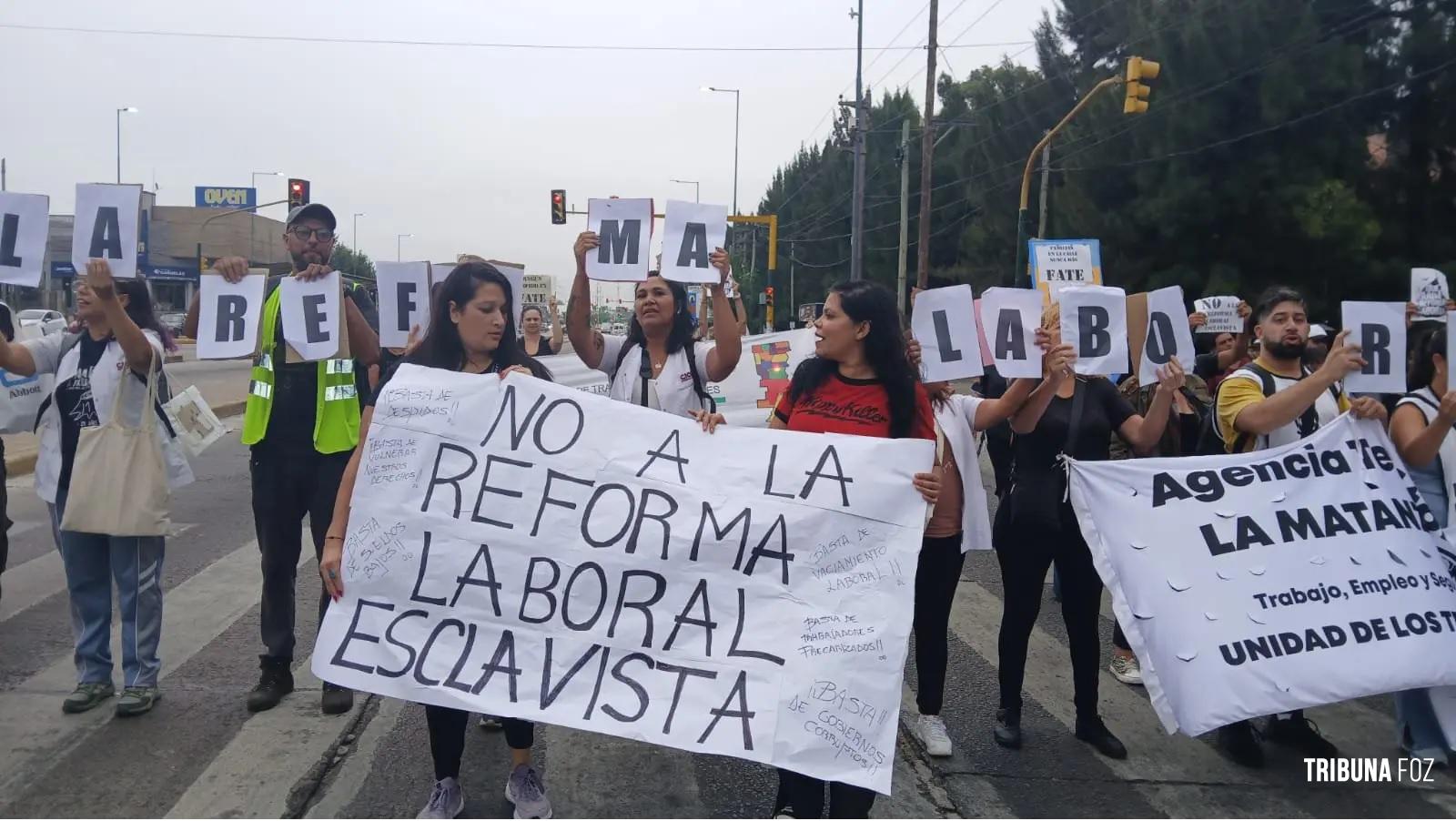 Argentina tem greve geral em dia de votação da reforma trabalhista de Milei que retira direitos e governo promete violência