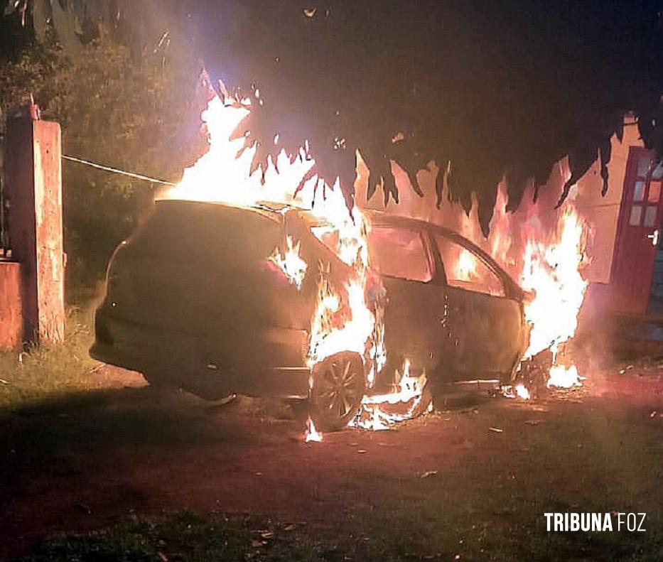 Curto-circuito causado por suposta instalação defeituosa do sistema de som leva à destruição total de carro em Ciudad del Este