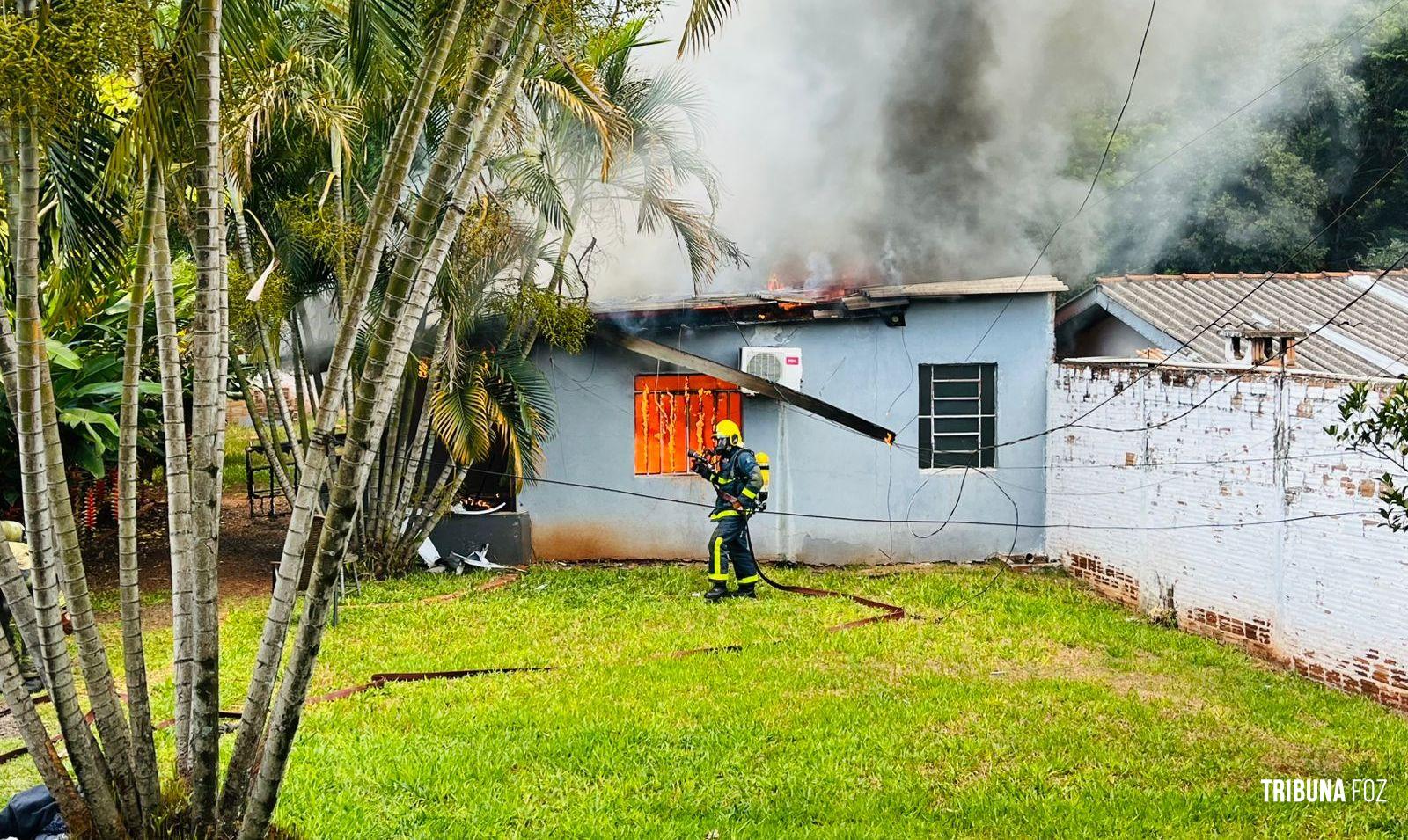 Homem sob efeito de drogas ateia fogo na casa da mãe no bairro Porto Belo