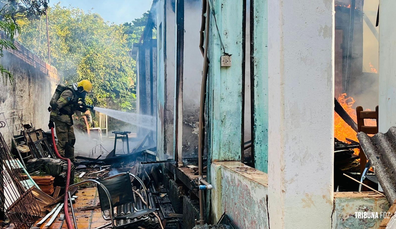 Incêndio em casa de madeira é controlado pelo Corpo de Bombeiros no Jardim América