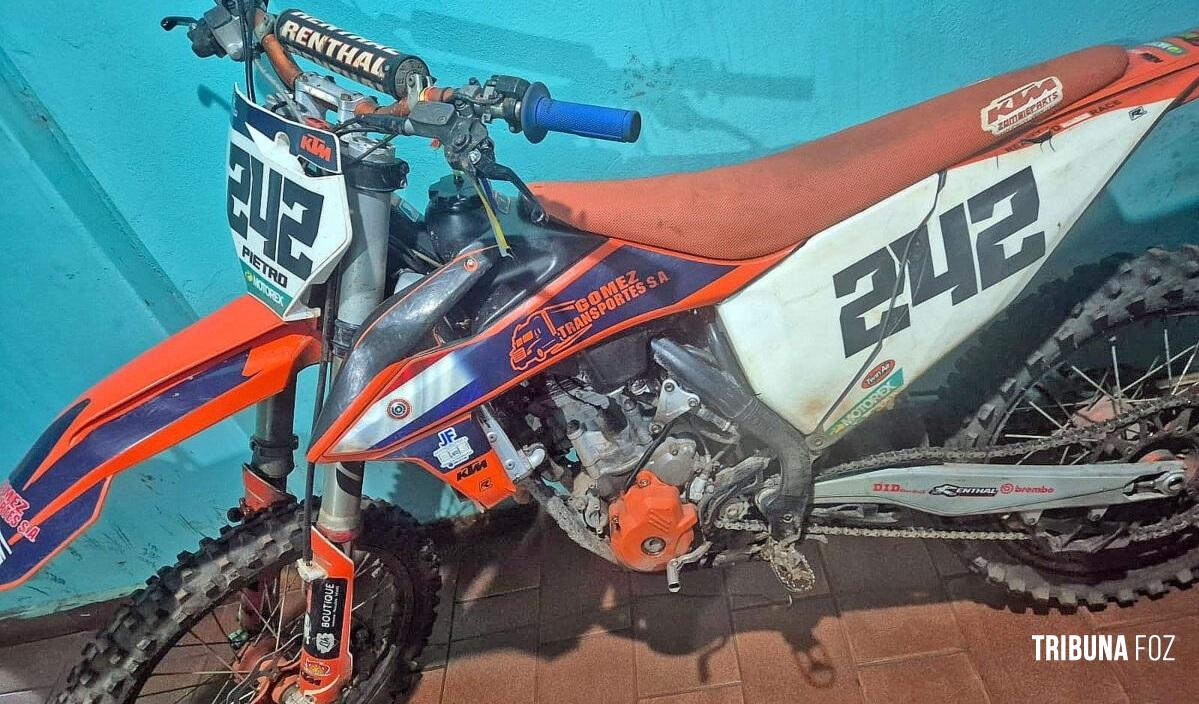 Motociclista brasileiro sofre queda no asfalto enquanto realizava manobras e sua moto em San Alberto