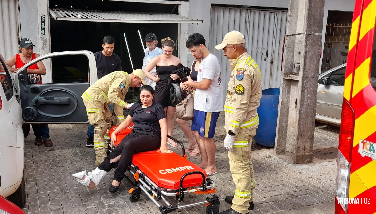 Motociclista é socorrida pelo Siate após colisão no Porto Meira