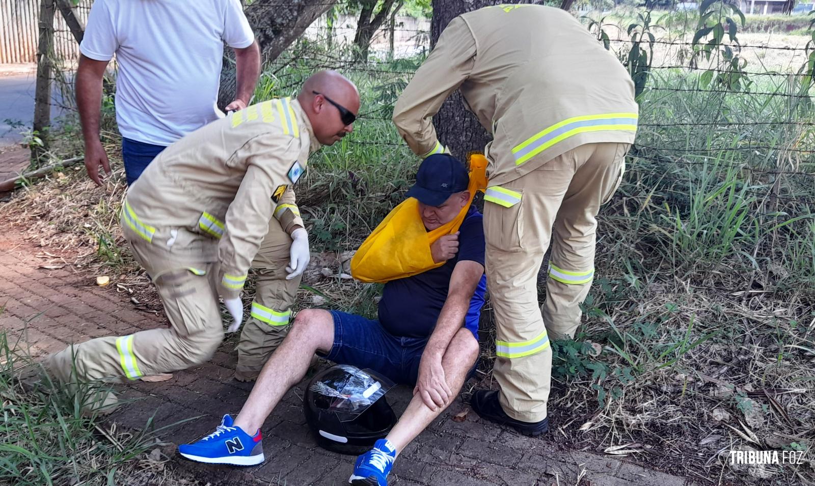 Motociclista sofre queda após derrapar em uma possa de óleo na via