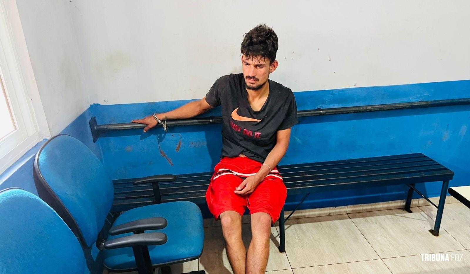 Noivo a caminho do casamento ajuda a conter assaltante no centro de Foz do Iguaçu