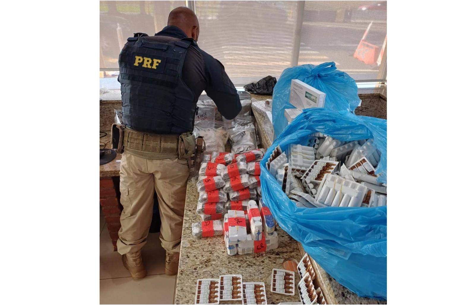 PRF apreende medicamentos irregulares e anabolizantes em van que transportava família na BR-277