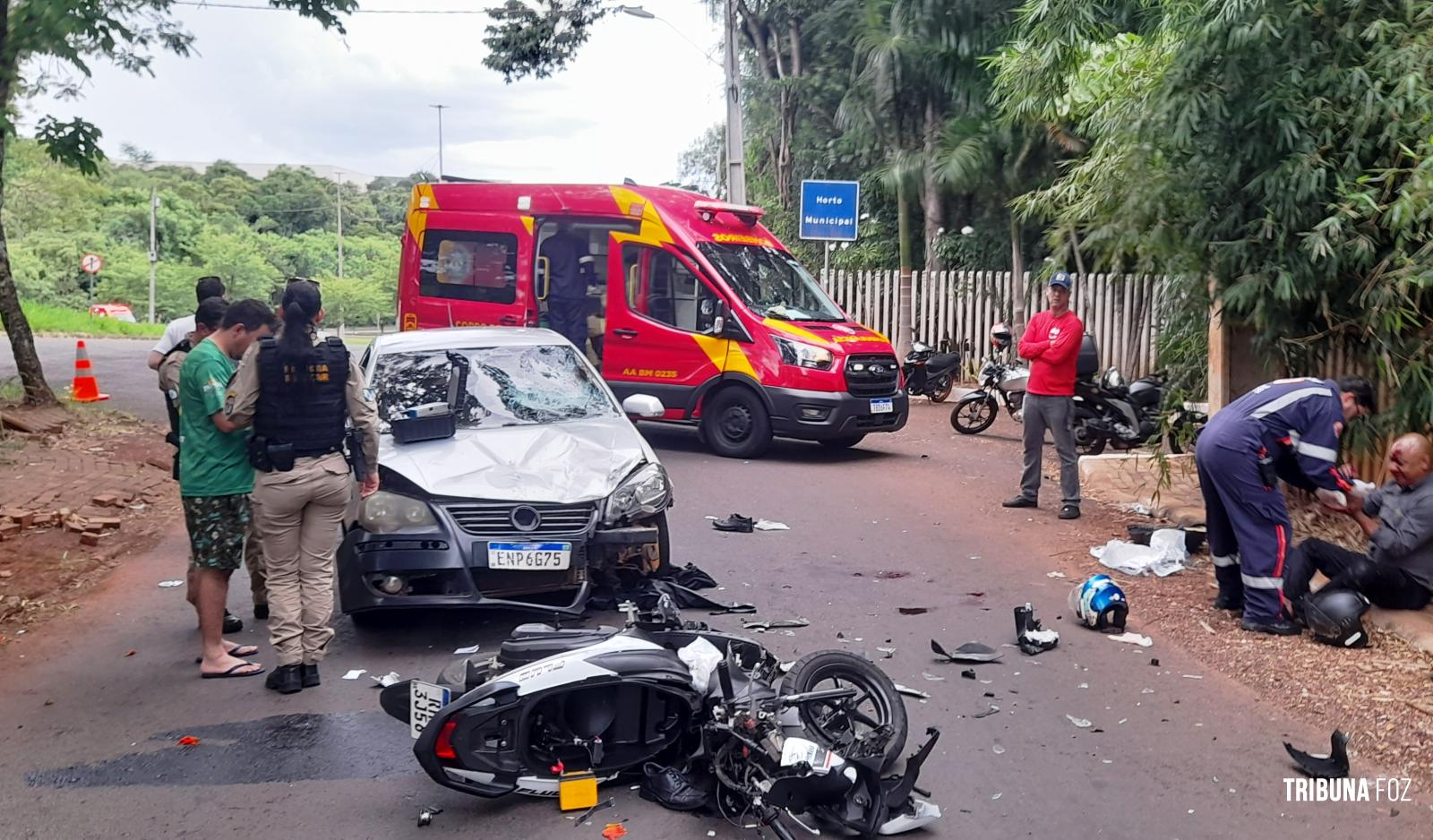 Siate socorre duas vítimas após colisão frontal entre carro e moto defronte ao Horto Municipal