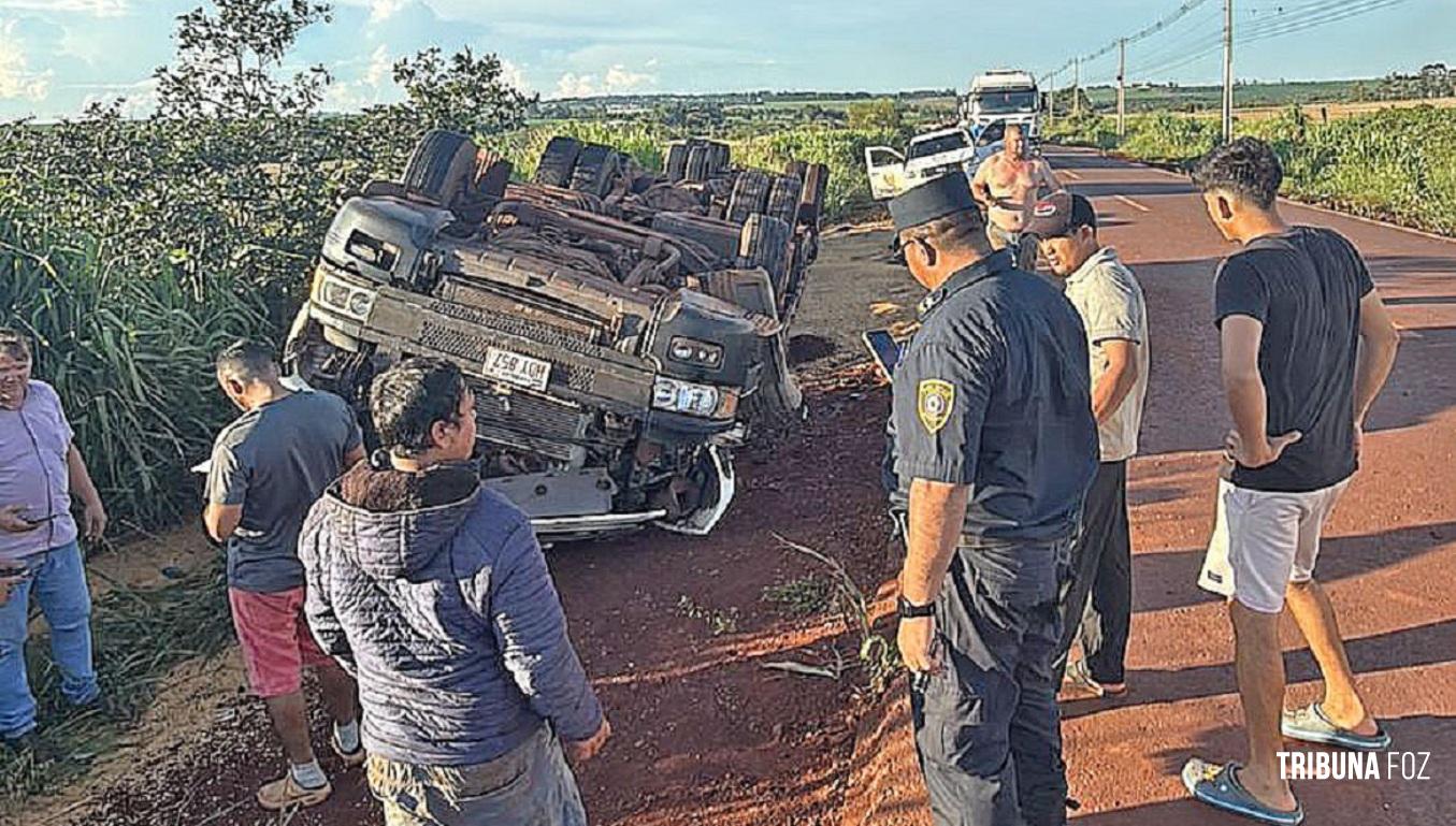 Caminhão carregado com 40 toneladas de soja tomba na estrada para Hernandarias