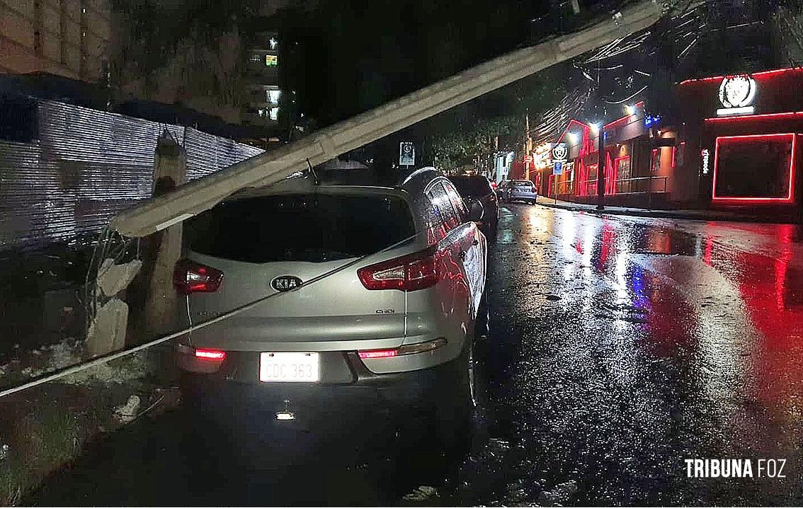 Caminhão prende em cabo e poste cai sobre veículo no centro de Ciudad del Este