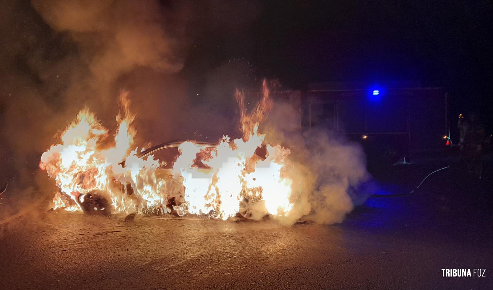 Carro colide com mureta e pega fogo na Av. das Cataratas e motorista foge do local