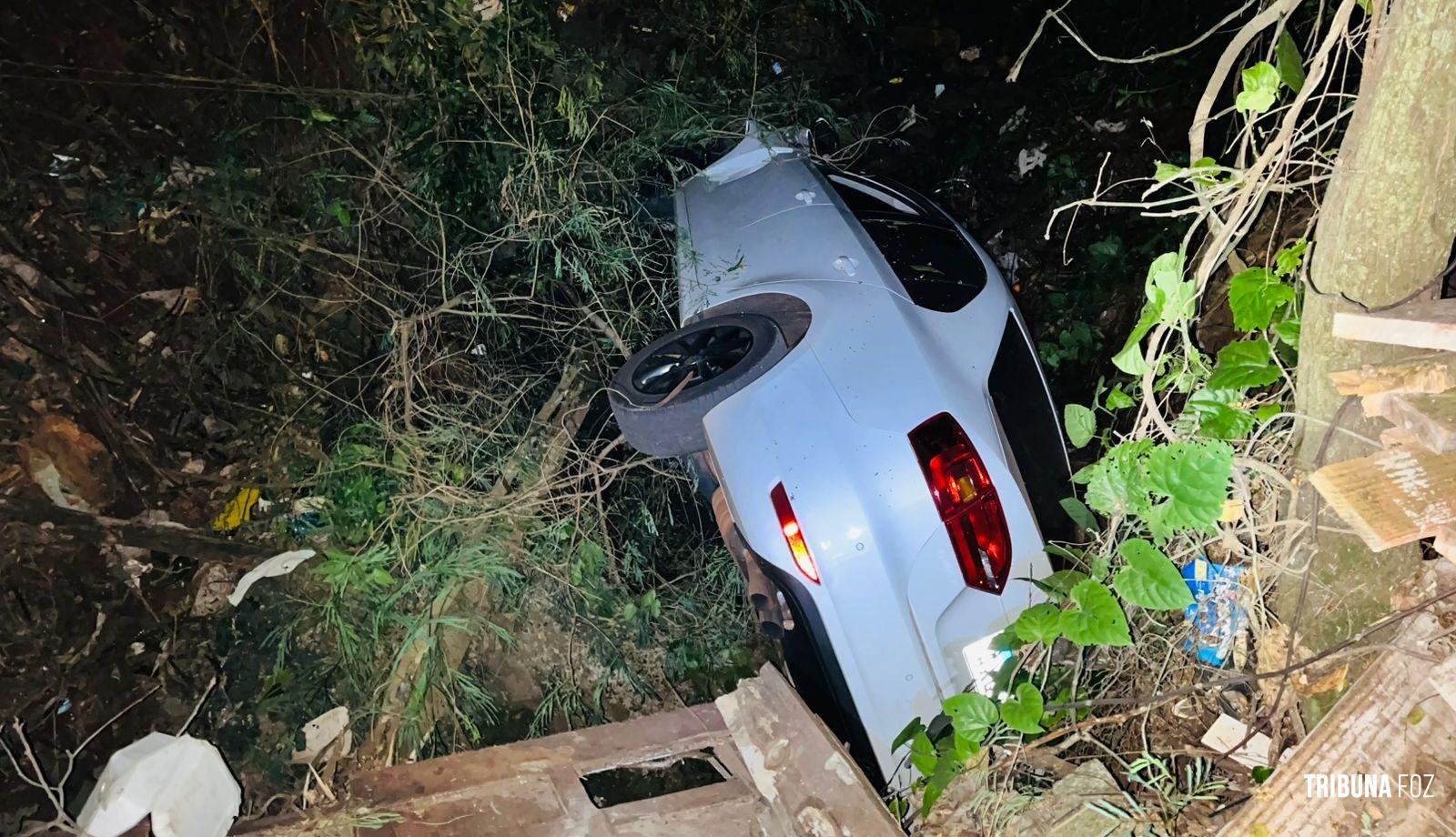 Carro desce ladeira e cai em ribanceira no Jardim Califórnia