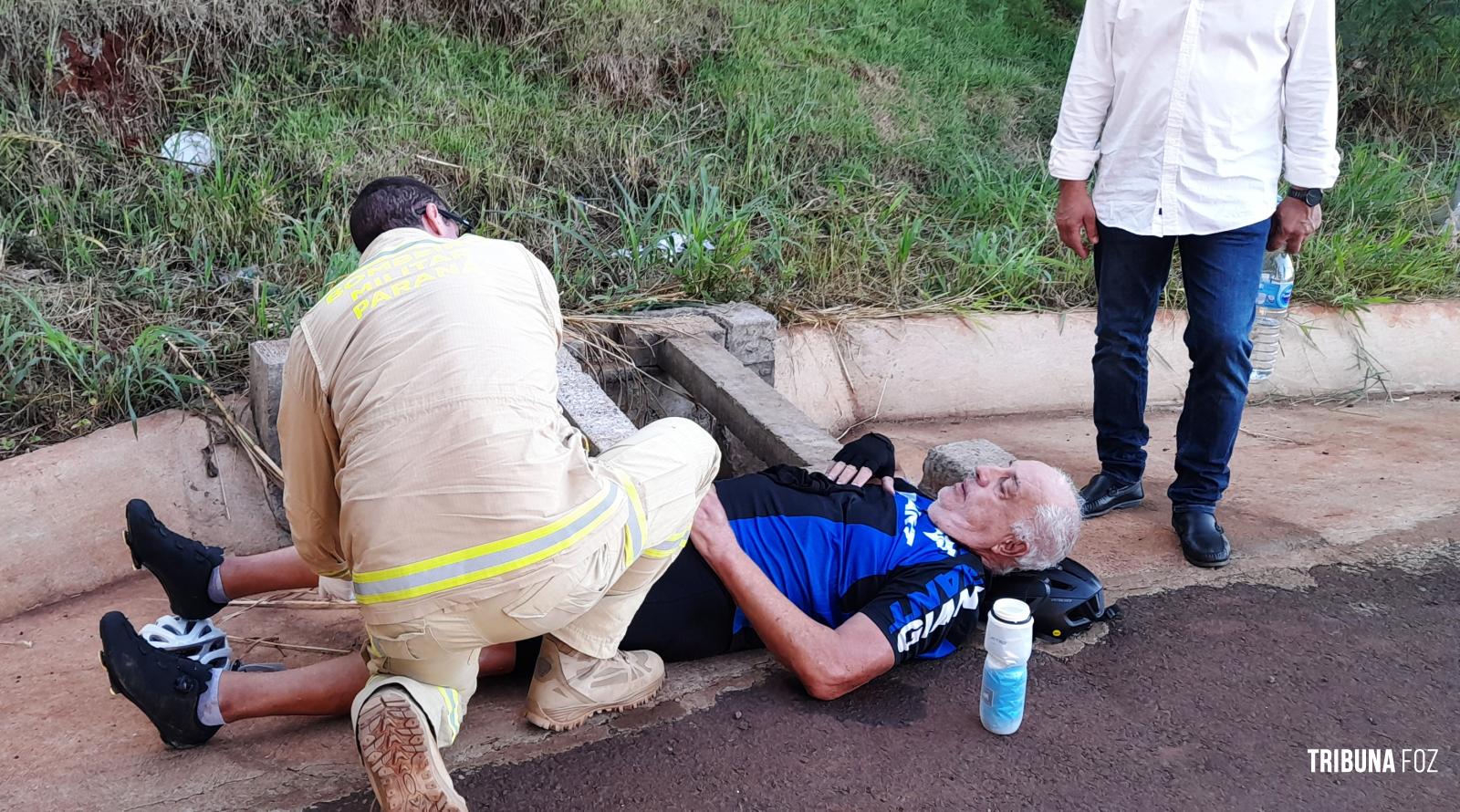 Ciclista argentino é socorrido pelo Siate após colisão com moto-contrabando no desvio da aduana