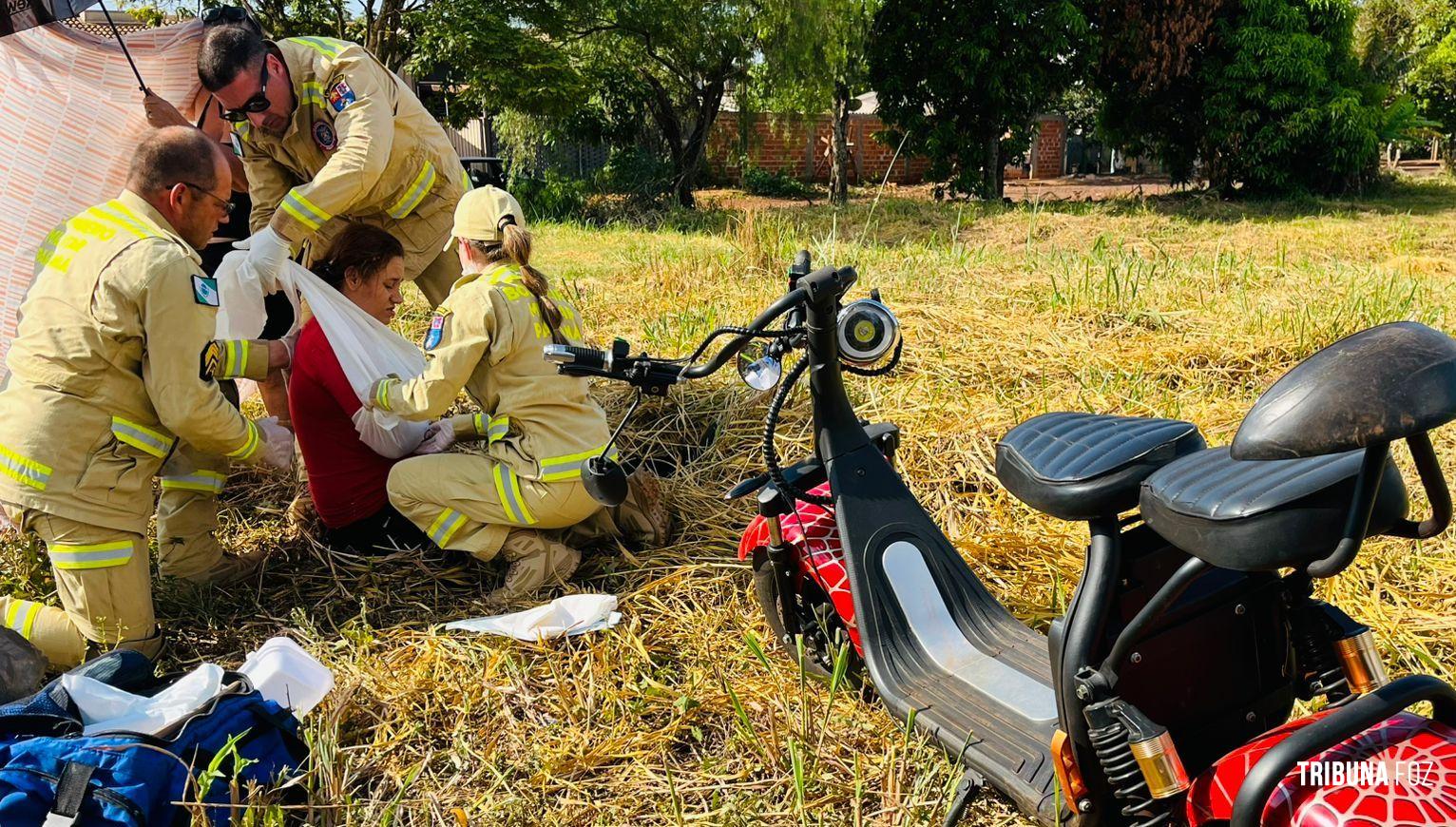 Colisão entre carro e moto elétrica deixa mulher ferida na Av. Irio Manganeli